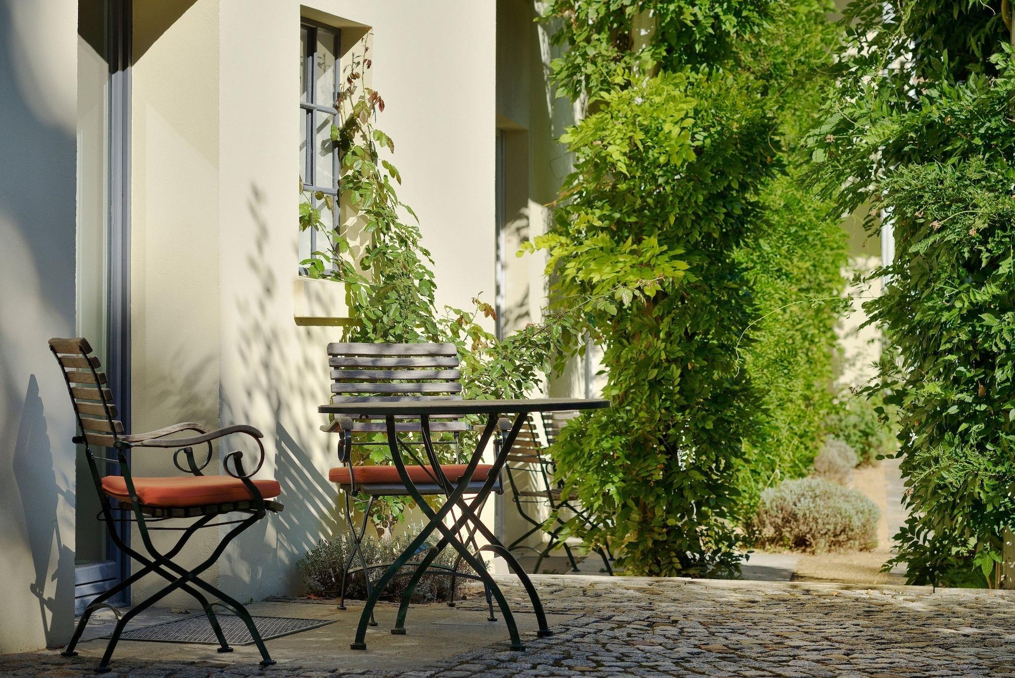 Hotel Louis C. Jacob Hamburg Exterior photo A typical courtyard in the old town