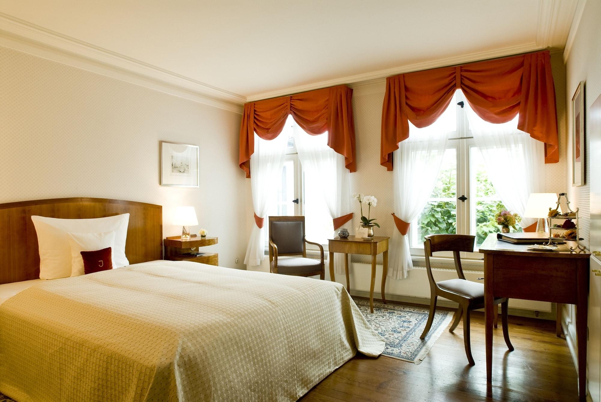 Hotel Louis C. Jacob Hamburg Exterior photo A room at the Hotel de Saxe