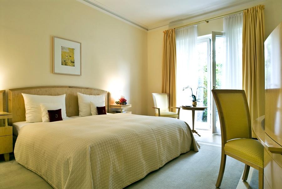 Hotel Louis C. Jacob Hamburg Exterior photo A room at the hotel