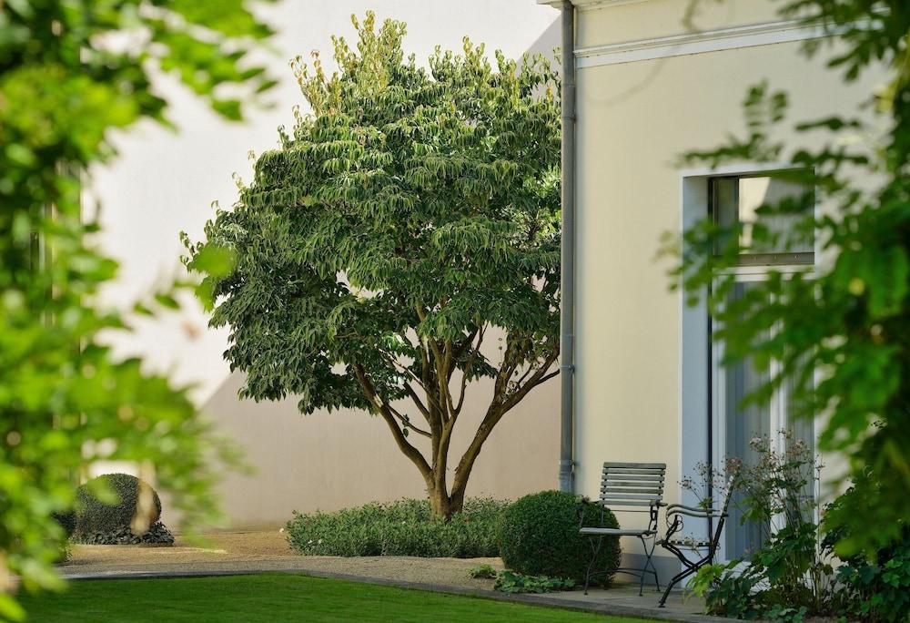 Hotel Louis C. Jacob Hamburg Exterior photo The garden of the museum