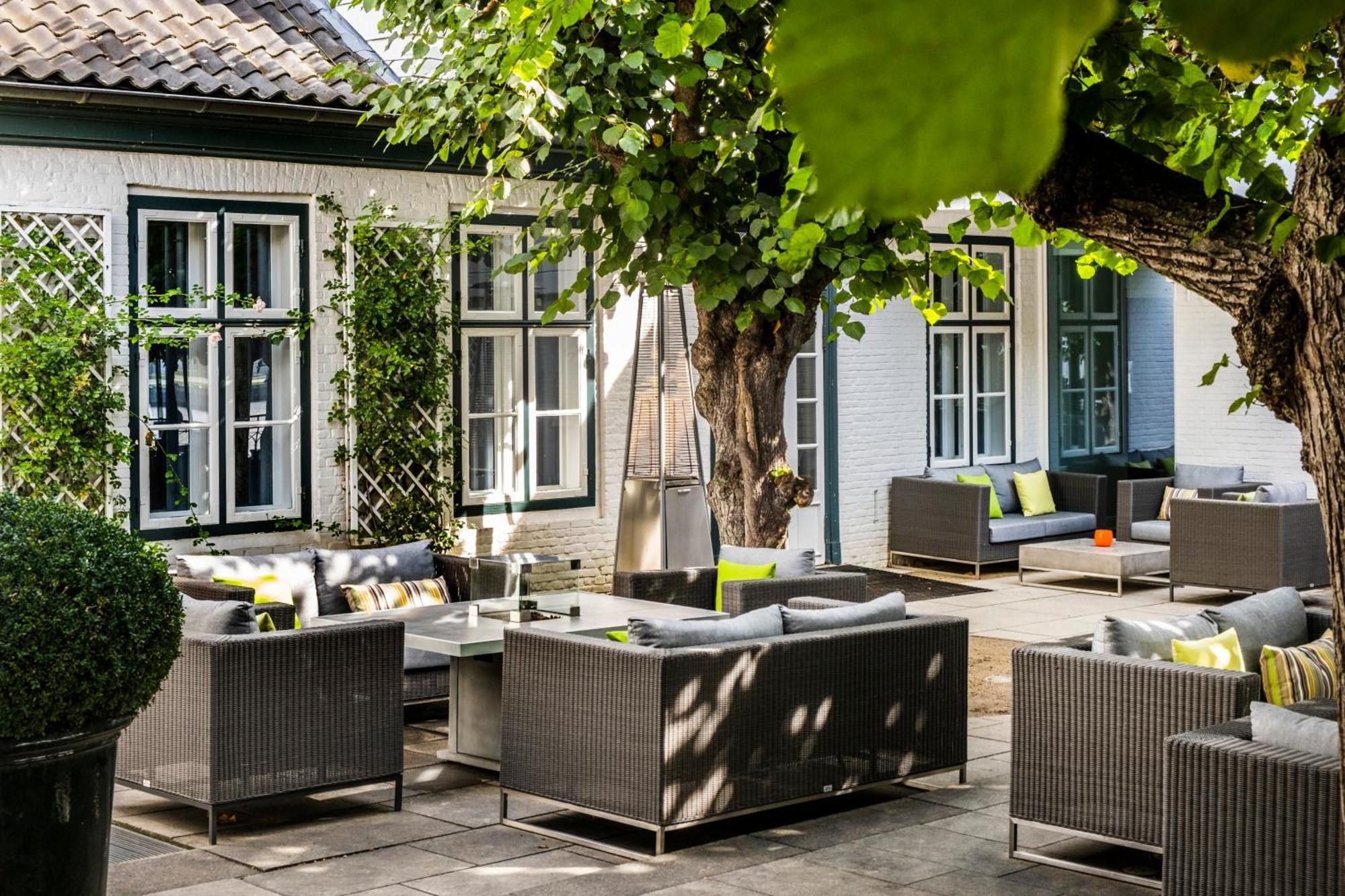 Hotel Louis C. Jacob Hamburg Exterior photo The courtyard of the hotel