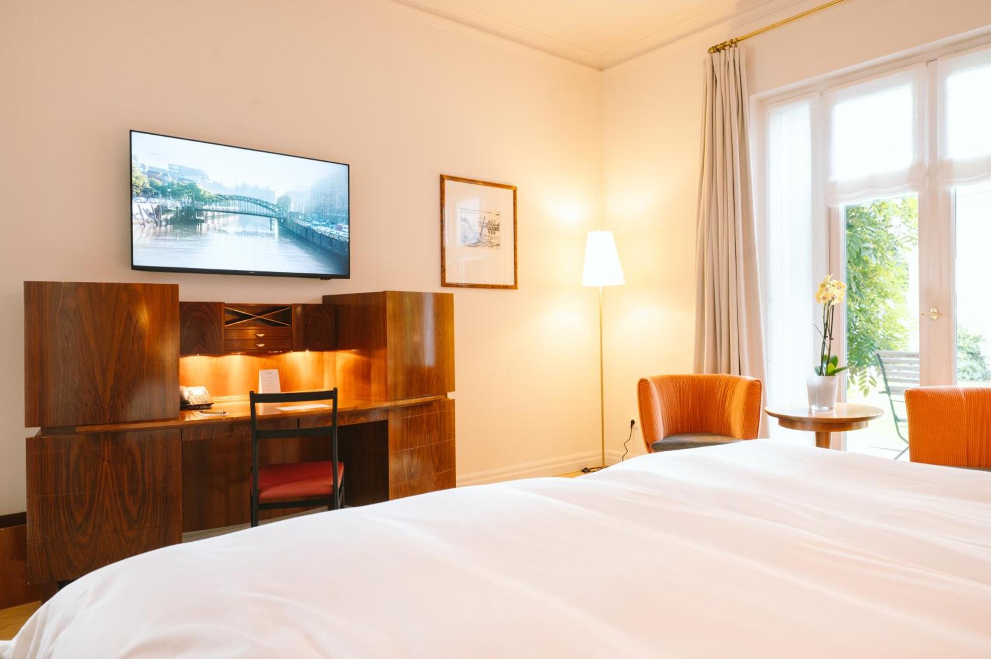 Hotel Louis C. Jacob Hamburg Exterior photo A room at the Hotel de la Paix