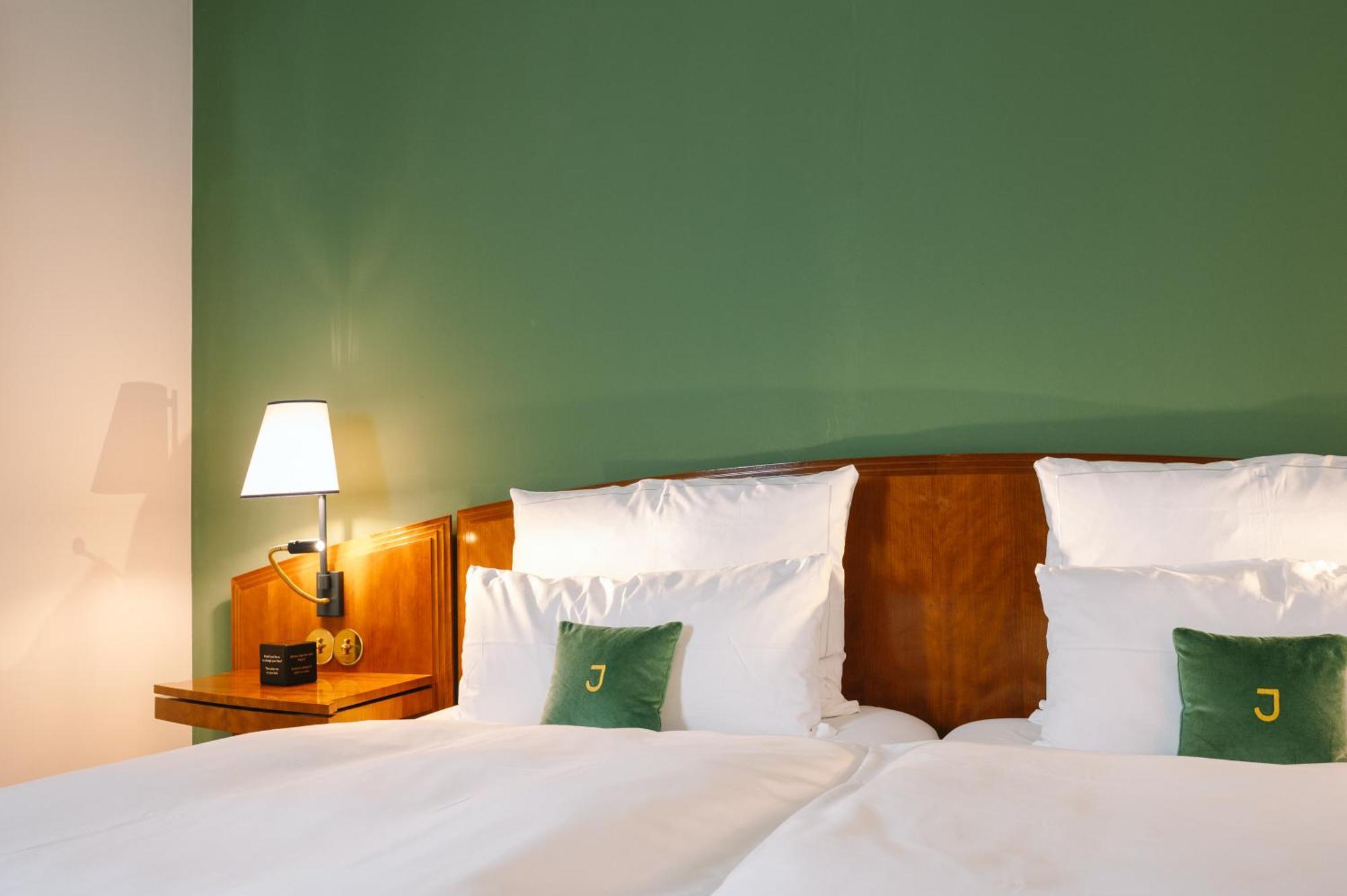 Hotel Louis C. Jacob Hamburg Exterior photo A room at the hotel