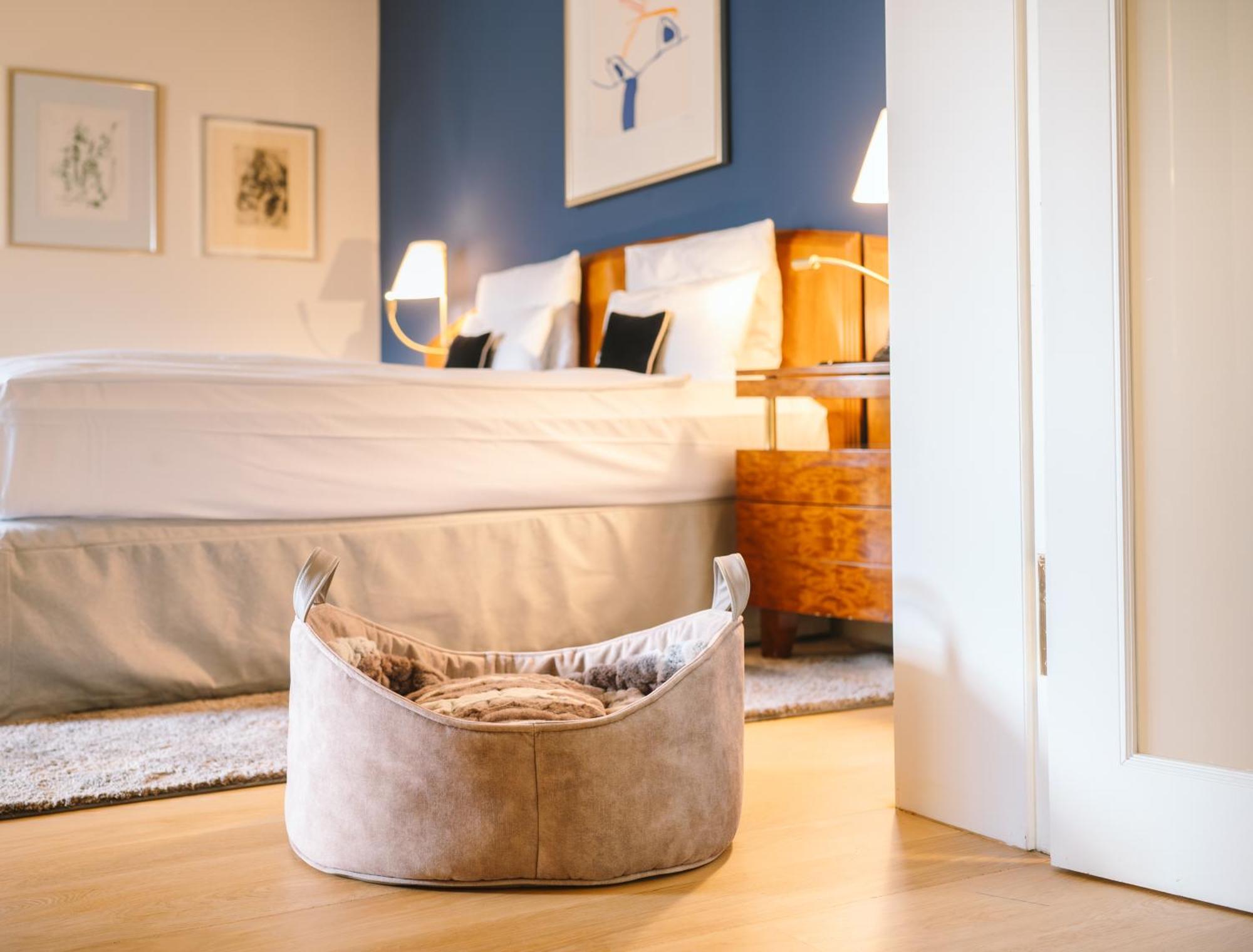 Hotel Louis C. Jacob Hamburg Exterior photo A dog bed